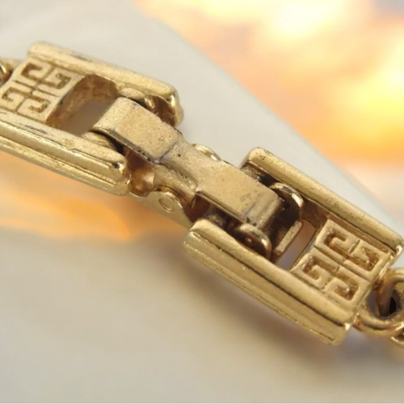 GIVENCHY Signature Vintage Necklace 😍🔥✨ - Picture 7 of 9